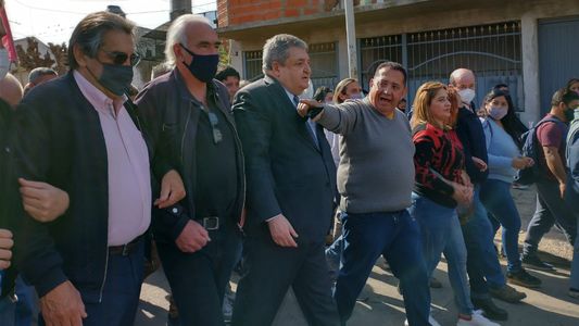 Tras recibir la libertad condicional, Luis DElía reapareció en una masiva marcha y cortó su tobillera electrónica