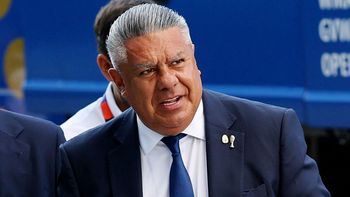 Claudio Chiqui Tapia, el presidente de la AFA. El FBI le secuestró el celular y a otros dirigentes. Debe declarar el 30 de julio en EE.UU. (Foto: Reuters)