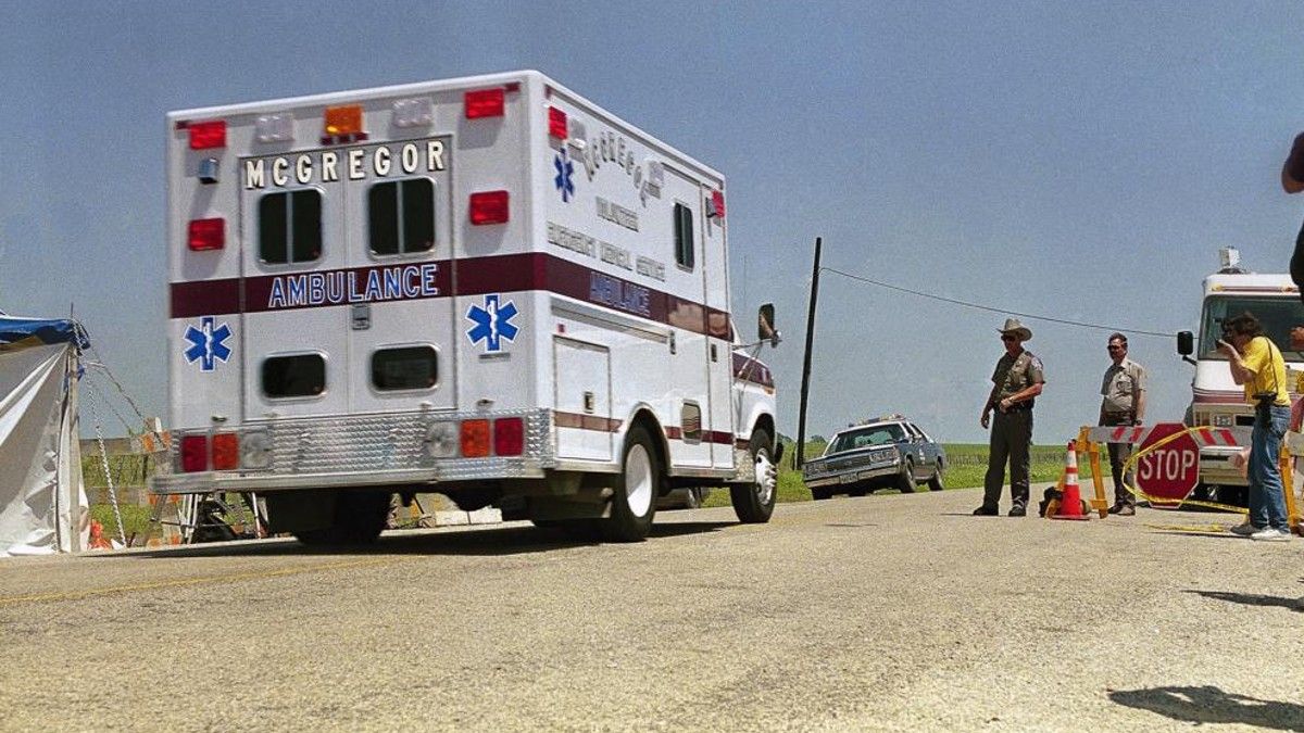 Una ambulancia se dirige al predio de los davidianos. (Fuente: AP)
