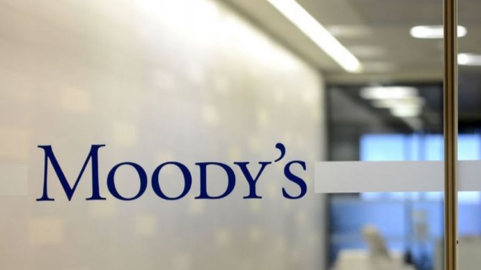 Moodys mejoró la calificación de la deuda argentina y elevó la perspectiva del país a positiva