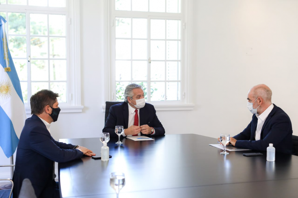Dudas, análisis y cálculos: cómo y cuándo se tomará la decisión de implementar el toque de queda sanitario