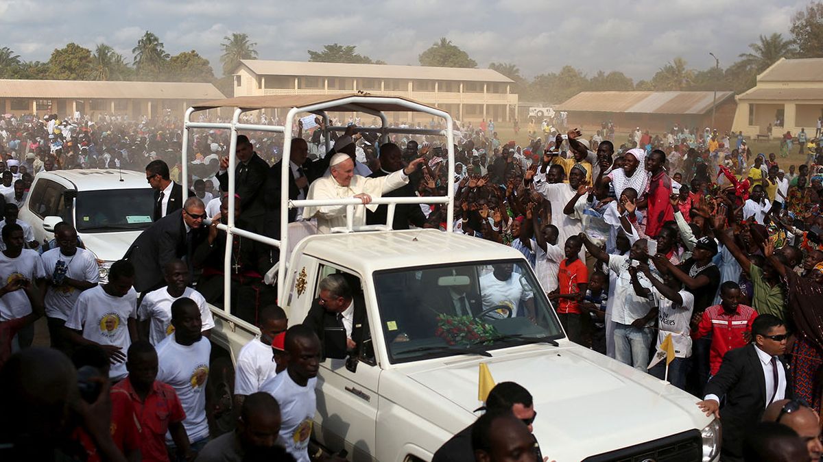 Una multitud saluda al Papa Francisco mientras visita a los residentes del barrio mayoritariamente musulmán de PK5 en la capital