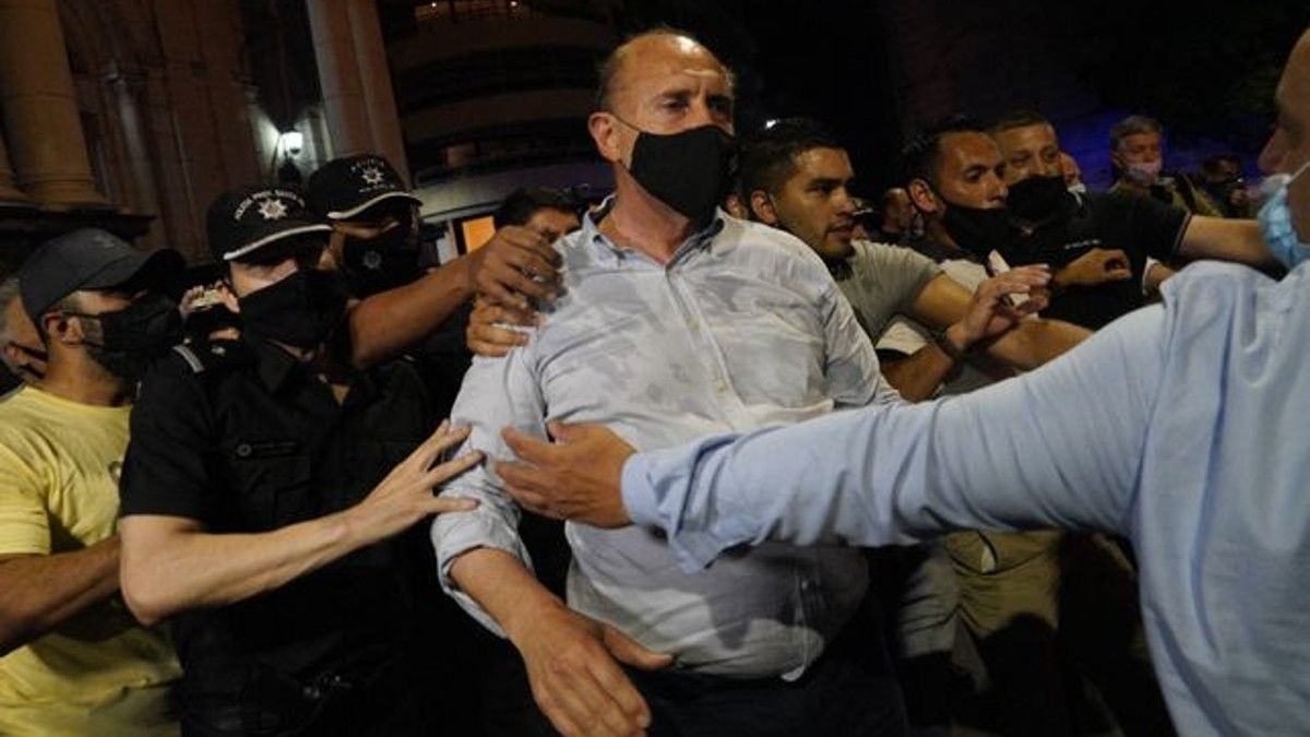 Omar Perotti fue expulsado de una manifestación en Rosario. Crédito: La Capital de Rosario.