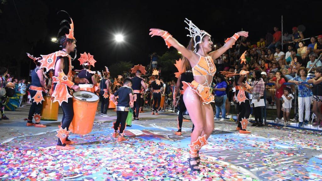 Con un homenaje histórico, comenzó el Corso Municipal en la capital santiagueña