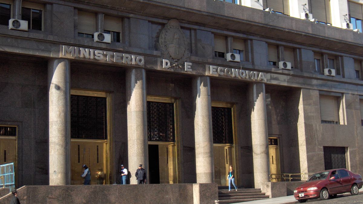 El Ministerio de Economía colocó bonos de deuda por 1