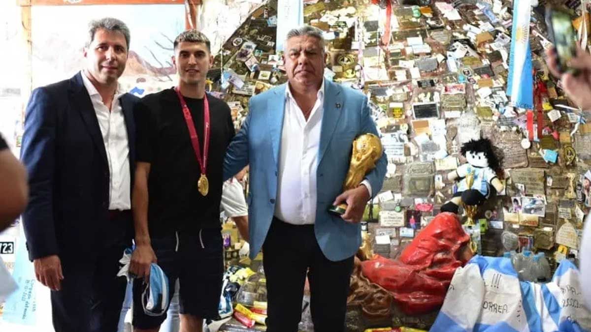 Claudio Tapia y Exequiel Palacios llevaron la Copa del Mundo al altar Deolinda Correa.&nbsp;
