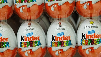 Retiran de la venta huevos Kinder por vínculo con una bacteria