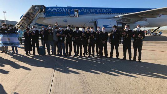 Regresó el primer vuelo de Aerolíneas Argentinas que trajo 14 toneladas de insumos médicos desde Shangai