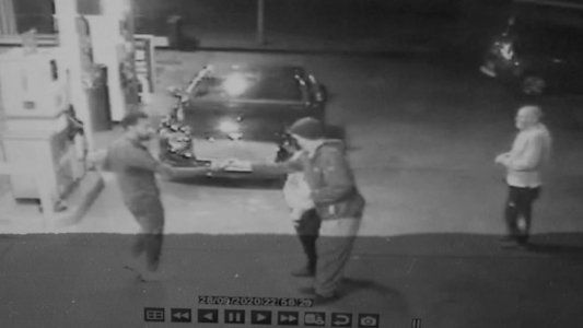 Nunca caminarás solo: Salah ayudó a un indigente acosado por un grupo de jóvenes en una estación de servicio