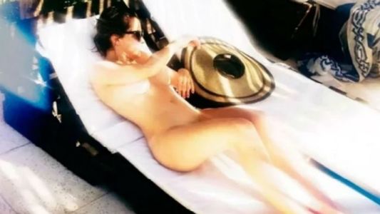 El desnudo de Dolores Fonzi recostada en la reposera