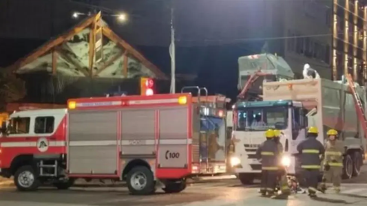 Horror en Bariloche: un hombre murió aplastado en un camión compactador de residuos