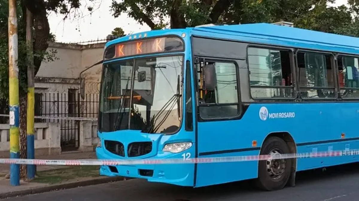 El colectivo donde fue baleado su chofer en Rosario. (Foto: Cadena 3 Rosario)