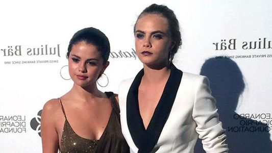 Foto sensual de Selena Gomez junto a la actriz Cara Delevingne