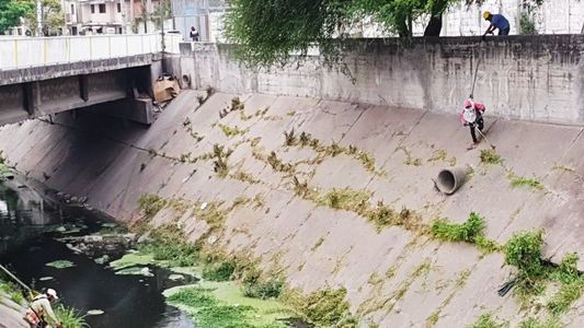 Oyeron gritos en un canal, bajaron y se encontraron con una orgía