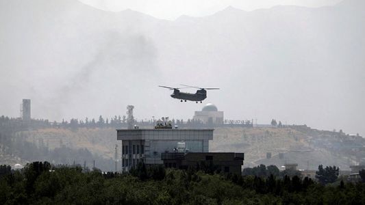 El presidente de Afganistán huyó del país y los talibanes volvieron al poder tras 20 años