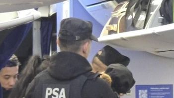 Escándalo en un vuelo a Rosario: detuvieron a una pareja por mantener relaciones sexuales a bordo