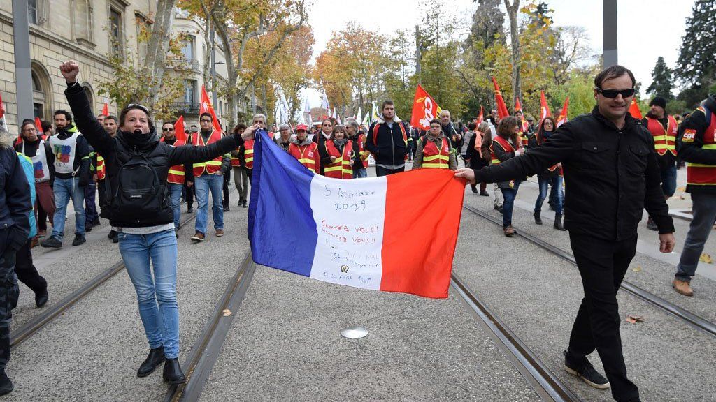 Una huelga contra la reforma previsional de Macron paraliza a Francia