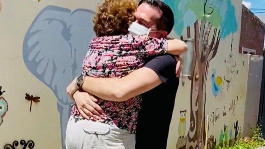 Emotivo reencuentro de Rodolfo Barili con su madre: Les deseo ese abrazo soñado a cada uno de ustedes