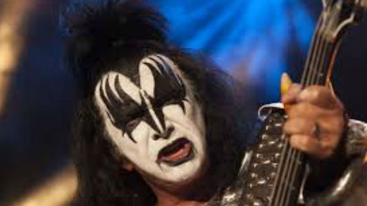 Bajista de Kiss y la dura caída en pleno show