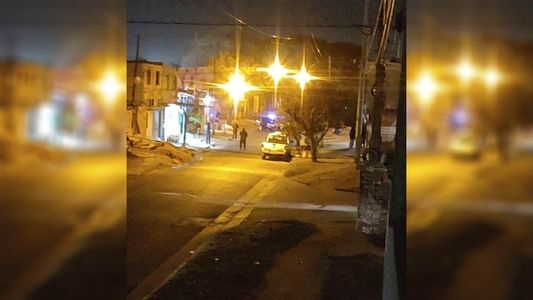 Rosario caliente: un hombre recibió tres tiros en una pierna y otro en el brazo