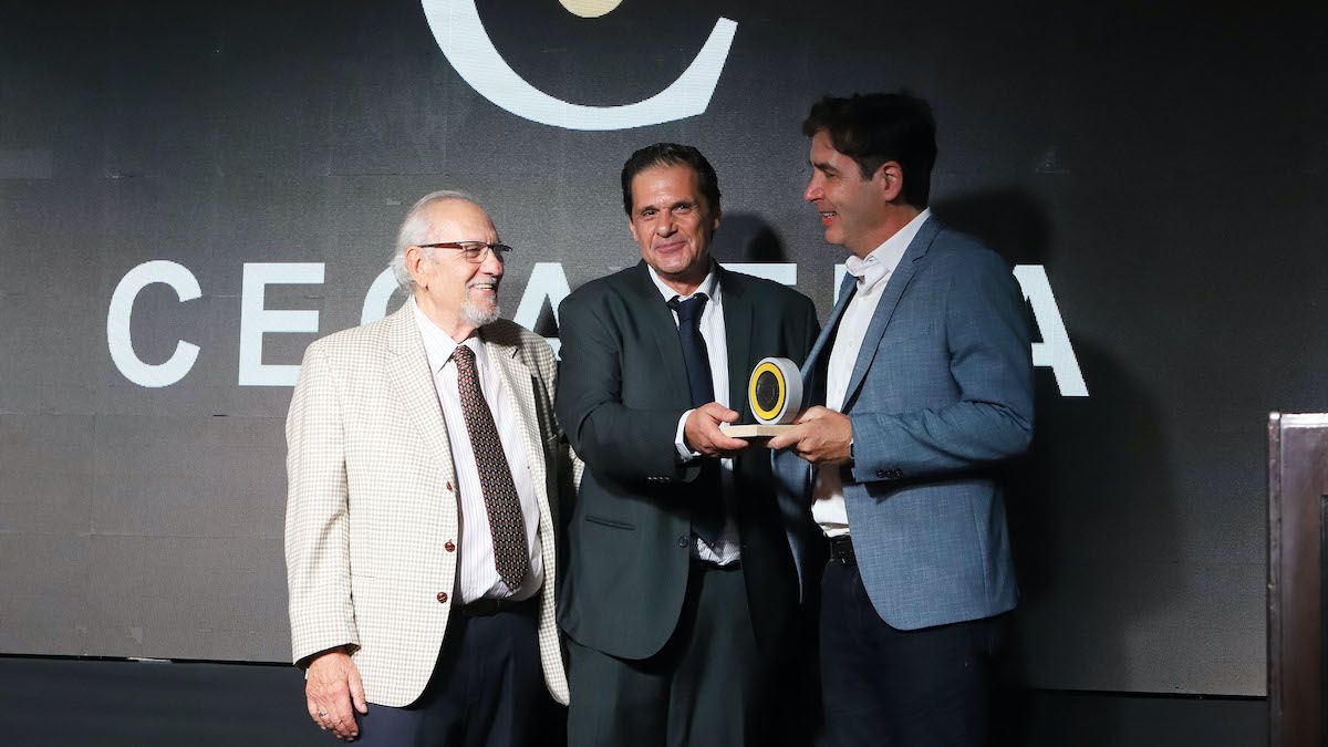 El funcionario Pablo Martínez Carignano recibió una distinción por parte de CECAITRA (Foto: Cecaitra).