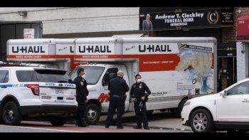 Nueva York: hallan cadáveres en descomposición en camiones de mudanza
