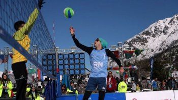 Voley en la nieve: el nuevo deporte que sorprendió a todos en la nieve de Bariloche
