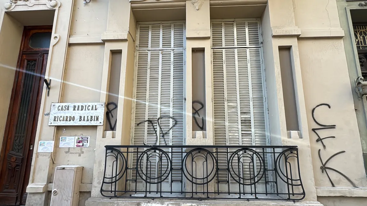 La fachada de varias sedes de la UCR aparecieron vandalizadas. (Foto: redes UCR).