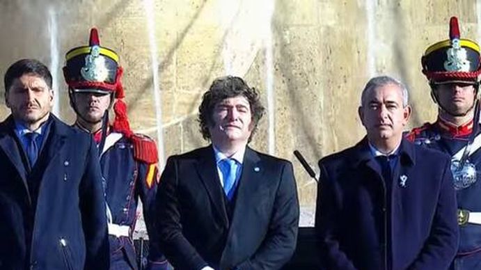 Junto a Adorni, Javier Milei encabeza el acto por el Día de la Bandera en Rosario