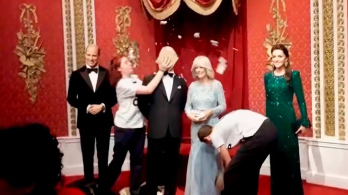 Video | Siguen los ataques contra el arte: ahora le pegaron en la cara al Rey Carlos III