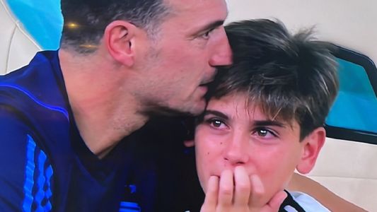 El video de Lionel Scaloni y su hijo a puro llanto tras la victoria de Argentina