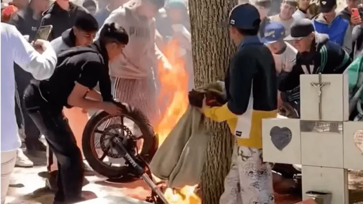 Descontrolada despedida tumbera en el cementerio de La Plata: quemaron una moto