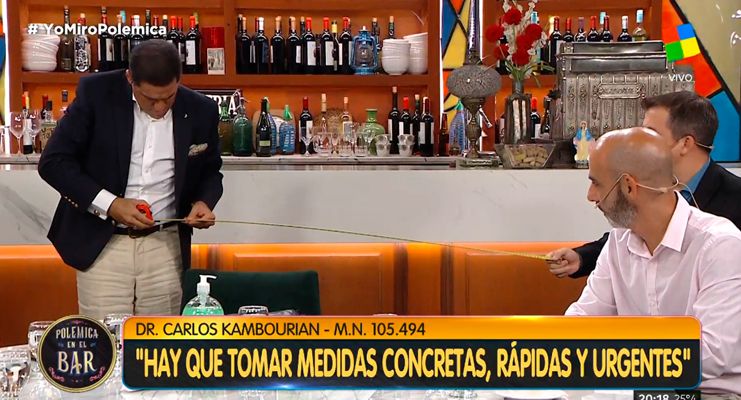 En Polémica en el bar se sentaron a un metro de distancia por el Coronavirus