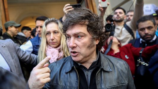 Javier Milei votó en las elecciones de CABA y le respondió a Mauricio Macri: Está hecho un llorón