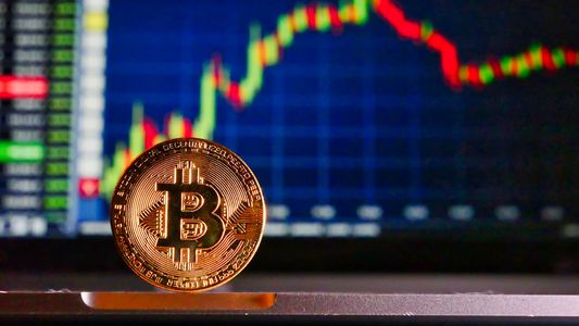 Bitcoin: por qué su precio sigue la tendencia de Wall Street