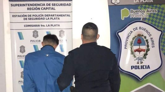 Se negó a declarar el conductor que arrastró a un inspector de tránsito en el capot: seguirá detenido