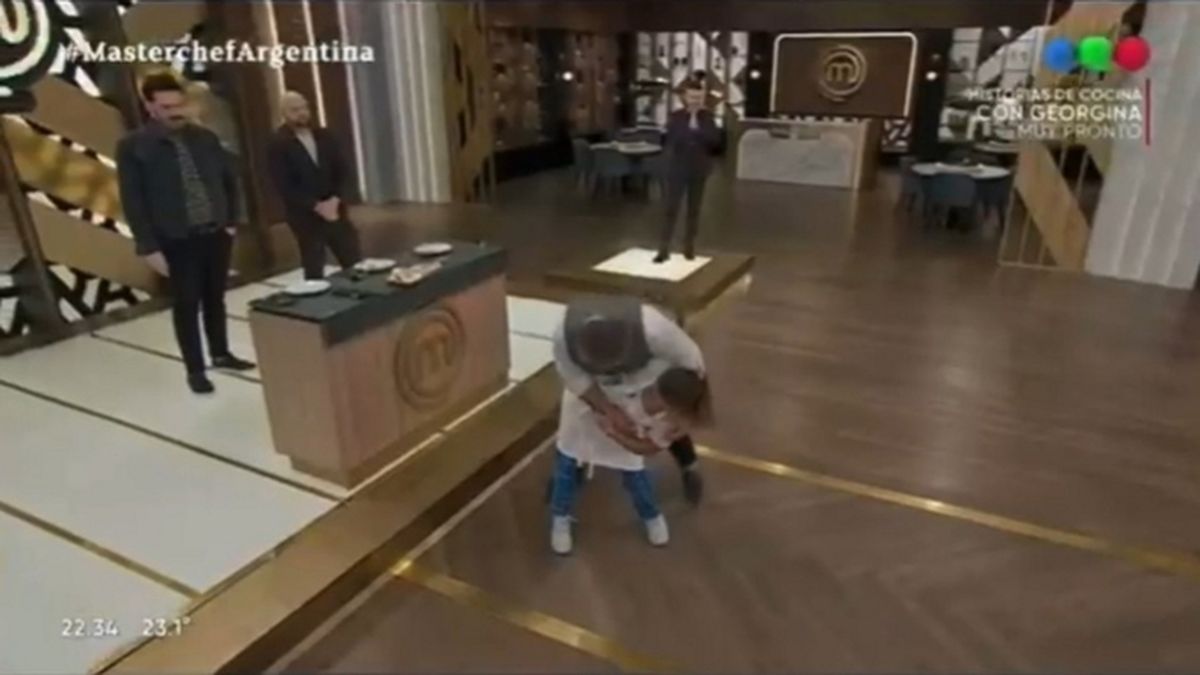 Donato De Santis le pidió una demostración de judo a Paula Pareto en plena devolución de su plato en MasterChef Celebrity. La judoca acató el pedido, pero la cosa no terminó nada bien.