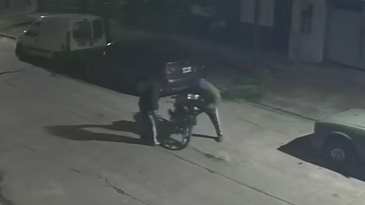 Los dos motochorros intentaron asaltar a un remisero en Quilmes, pero terminaron huyendo a pie y abandonaron su motocicleta destrozada en plena calle. (Foto: Gentileza Meg&aacute;fono de Quilmes).