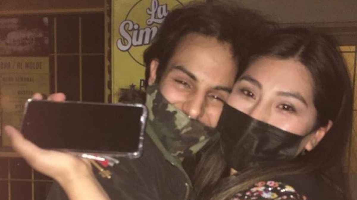 Valentín le devolvió a Evelyn el celular que le habían robado en Parque Centenario el martes pasado (Foto: Twitter @CoyoteCosmico).