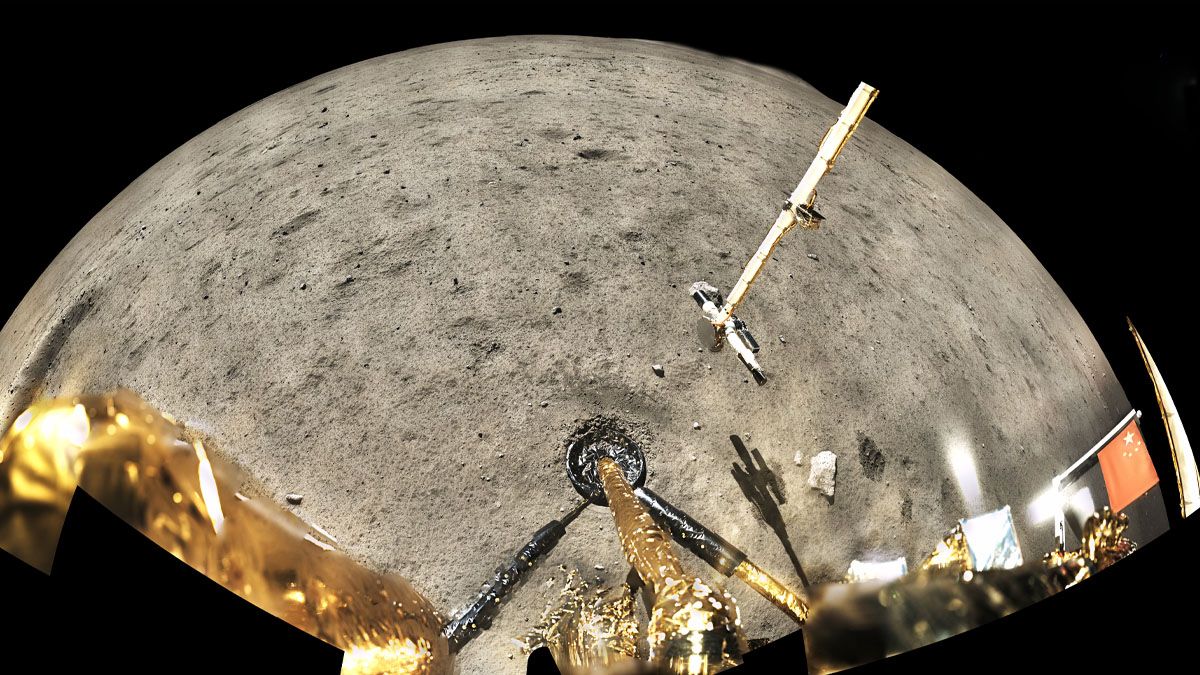 A un costado de la foto, se ve la bandera de la Republica Popular China, que está depositada sobre la superficie lunar. (Foto: Agencia Espacial China)