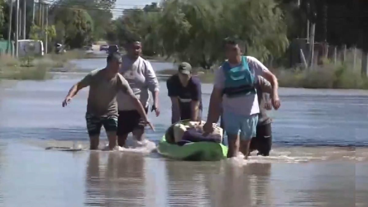 Así rescataban al anciano tras las fuertes lluvias en Bahía Blanca. Foto: captura de video.&nbsp;