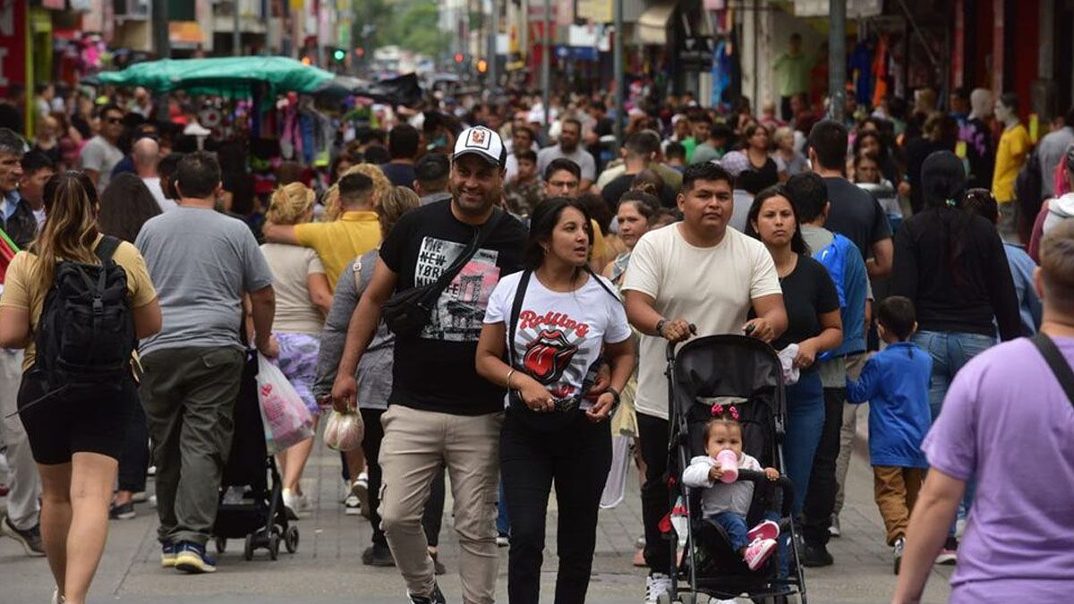 Una de las calles peatonales de la ciudad de Córdoba. La pirámide social del país ha cambiado. (Foto: Gentileza Cadena 3)