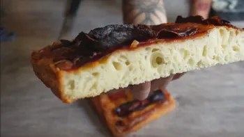 Focaccia sin amasado con queso y panceta: una receta fácil y llena de sabor
