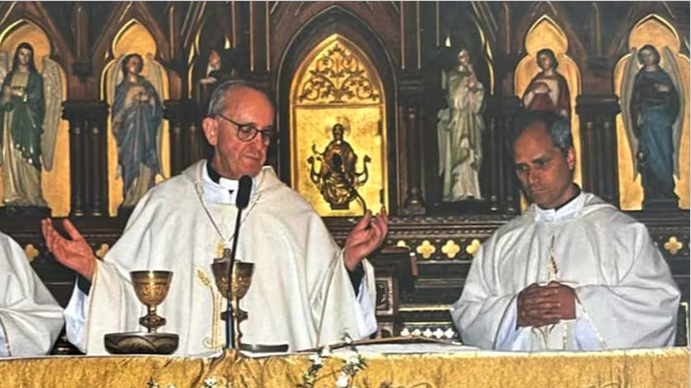 La histórica foto de los dos Papas: hace 20 años celebraban misa juntos en una iglesia de Recoleta