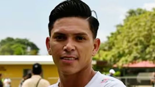 Un futbolista se entrenaba a la orilla de un río y se lo comió un cocodrilo