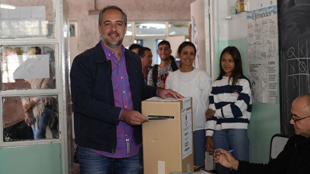El momento en que votó Matías Stevanato, intendente de Maipú. (Foto: Télam)