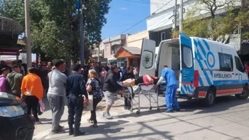 Santiago del Estero: un hombre apuñaló a una mujer en la calle y luego se cortó el cuello