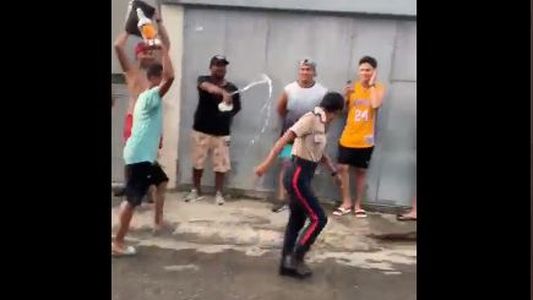 Mojaron a una mujer policía en Carnaval y terminaron todos presos