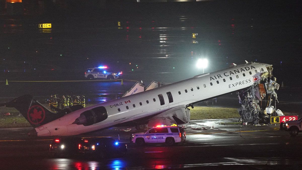 Un avión que acababa de aterrizar en Nueva York embistió a un camiión en la pista. Murieron los dos pilotos. (Foto Reuters)