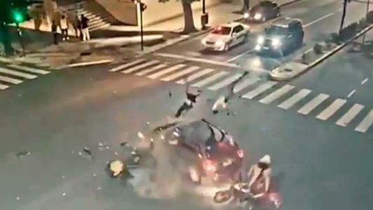 Video: el impresionante choque mortal entre una camioneta y dos motos en La Plata